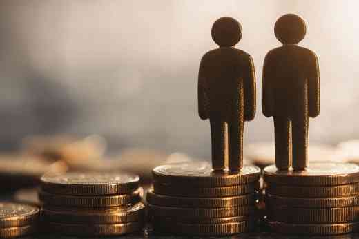 Figuren auf Münzstapel